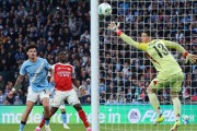 0-2！阿森纳轰然倒下，赛前部署成最大败笔，曼城勇夺第9座英联杯